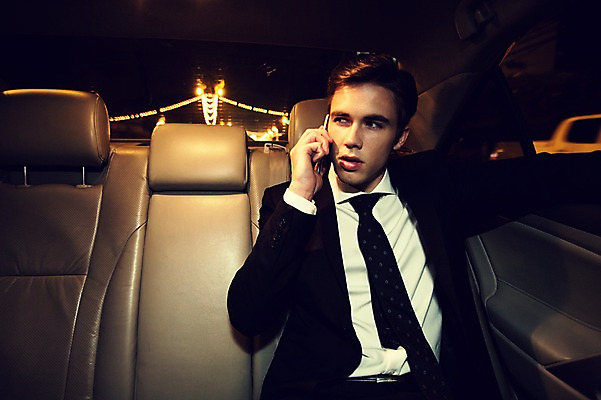 포토 JPG 서양인 외국인 라이프스타일 응시 남자 맨라이프 비즈니스 모션 자동차 2014년태국 한명 들기 사람 앉기 정장 상반신 성인 야외 앞모습 30대 스마트폰 직장인 비즈니스맨 고급 야간 통화 차안 성인남자한명만 장년만 장년남자만 장년남자한명만 국내포토 자연요소 해외기획촬영 직업 1 시선 옷 육상교통 뷰포인트 컨셉 인종 생활 장년 핸드폰 스마트기기 남자만 남자한명만 성인남자만 성인만 파일형식