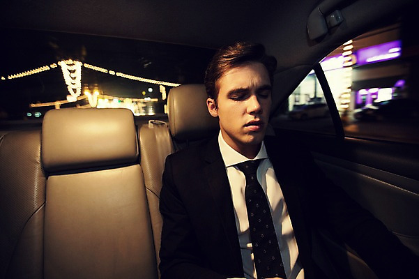 포토 JPG 서양인 외국인 라이프스타일 남자 맨라이프 야경 비즈니스 모션 자동차 피곤 2014년태국 한명 사람 앉기 정장 상반신 성인 야외 앞모습 30대 눈감음 직장인 비즈니스맨 고급 차안 성인남자한명만 장년만 장년남자만 장년남자한명만 국내포토 해외기획촬영 직업 1 옷 육상교통 뷰포인트 컨셉 인종 생활 장년 야간 남자만 남자한명만 성인남자만 성인만 파일형식 풍경_경치