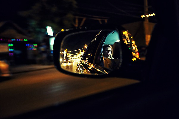 포토 JPG 서양인 외국인 라이프스타일 남자 얼굴 맨라이프 야경 비즈니스 모션 자동차 2014년태국 한명 사람 성인 야외 앞모습 신체부위 30대 직장인 비즈니스맨 고급 차안 백미러 성인남자한명만 장년만 장년남자만 장년남자한명만 국내포토 해외기획촬영 직업 1 육상교통 뷰포인트 컨셉 인종 생활 장년 야간 남자만 남자한명만 성인남자만 성인만 파일형식 풍경_경치