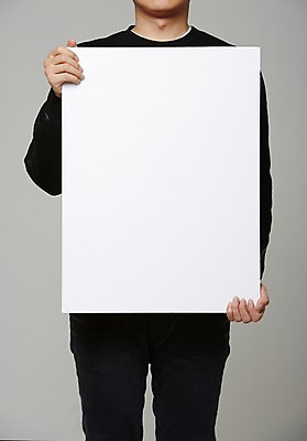 포토 JPG 스튜디오촬영 남자 포스터 종이 티셔츠 프레임 실내 한명 들기 사람 상반신 성인 알림 국내포토 1 셔츠 모션 내부 파일형식