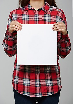 포토 JPG 스튜디오촬영 여자 포스터 종이 셔츠 프레임 실내 한명 들기 사람 상반신 성인 알림 체크무늬 국내포토 1 상의 무늬 모션 내부 파일형식