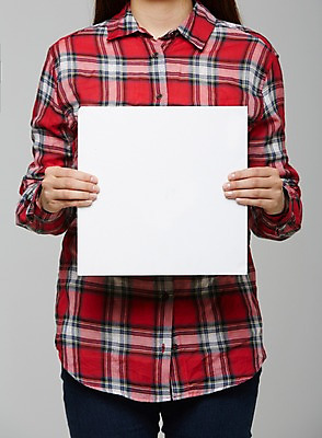 포토 JPG 스튜디오촬영 여자 포스터 종이 셔츠 프레임 실내 한명 들기 사람 상반신 성인 알림 체크무늬 국내포토 1 상의 무늬 모션 내부 파일형식