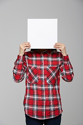 포토 JPG 스튜디오촬영 여자 포스터 종이 셔츠 프레임 실내 한명 들기 사람 상반신 성인 알림 체크무늬 국내포토 1 상의 무늬 모션 내부 파일형식