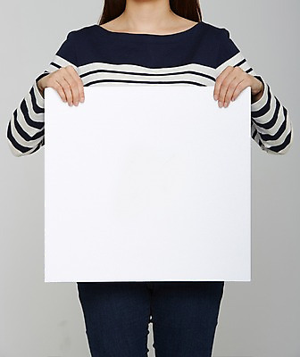 포토 JPG 스튜디오촬영 여자 포스터 종이 티셔츠 프레임 실내 한명 들기 사람 상반신 성인 줄무늬 알림 국내포토 1 셔츠 무늬 모션 내부 파일형식