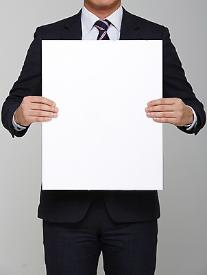 포토 JPG 스튜디오촬영 남자 포스터 종이 셔츠 프레임 실내 한명 들기 사람 정장 상반신 성인 알림 국내포토 1 옷 상의 모션 내부 파일형식