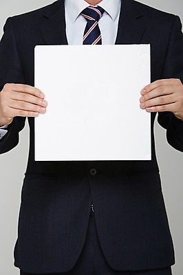 포토 JPG 스튜디오촬영 남자 포스터 종이 셔츠 프레임 실내 한명 들기 사람 정장 상반신 성인 알림 국내포토 1 옷 상의 모션 내부 파일형식