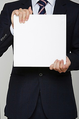 포토 JPG 스튜디오촬영 남자 포스터 종이 셔츠 프레임 실내 한명 들기 사람 정장 상반신 성인 알림 국내포토 1 옷 상의 모션 내부 파일형식