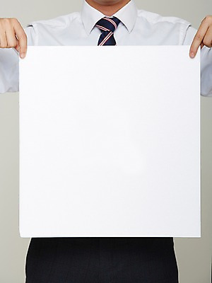 포토 JPG 스튜디오촬영 남자 포스터 종이 셔츠 프레임 실내 한명 들기 사람 정장 상반신 성인 알림 국내포토 1 옷 상의 모션 내부 파일형식