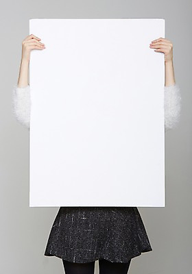 포토 JPG 스튜디오촬영 여자 포스터 종이 프레임 실내 한명 들기 사람 상반신 성인 치마 스웨터 알림 국내포토 1 상의 모션 하의 내부 파일형식