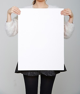 포토 JPG 스튜디오촬영 여자 포스터 종이 프레임 실내 한명 들기 사람 상반신 성인 치마 스웨터 알림 국내포토 1 상의 모션 하의 내부 파일형식