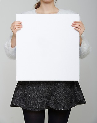 포토 JPG 스튜디오촬영 여자 포스터 종이 프레임 실내 한명 들기 사람 상반신 성인 치마 스웨터 알림 국내포토 1 상의 모션 하의 내부 파일형식