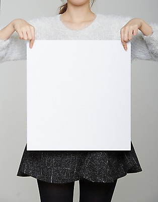 포토 JPG 스튜디오촬영 여자 포스터 종이 프레임 실내 한명 들기 사람 상반신 성인 치마 스웨터 알림 국내포토 1 상의 모션 하의 내부 파일형식