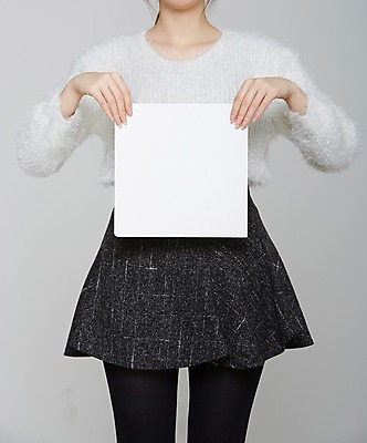 포토 JPG 스튜디오촬영 여자 포스터 종이 프레임 실내 한명 들기 사람 상반신 성인 치마 스웨터 알림 국내포토 1 상의 모션 하의 내부 파일형식