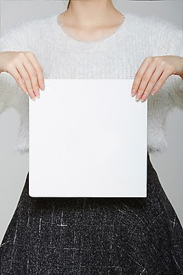 포토 JPG 스튜디오촬영 여자 포스터 종이 프레임 실내 한명 들기 사람 상반신 성인 치마 스웨터 알림 국내포토 1 상의 모션 하의 내부 파일형식