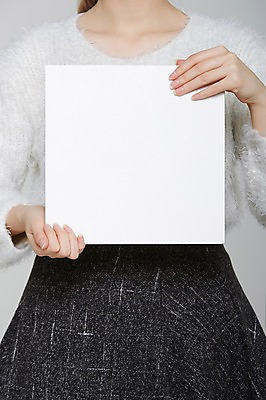 포토 JPG 스튜디오촬영 여자 포스터 종이 프레임 실내 한명 들기 사람 상반신 성인 치마 스웨터 알림 국내포토 1 상의 모션 하의 내부 파일형식