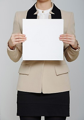 포토 JPG 스튜디오촬영 여자 포스터 종이 프레임 실내 한명 들기 사람 정장 상반신 성인 알림 국내포토 1 옷 모션 내부 파일형식