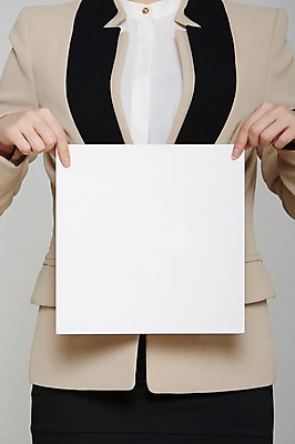 포토 JPG 스튜디오촬영 여자 포스터 종이 프레임 실내 한명 들기 사람 정장 상반신 성인 알림 국내포토 1 옷 모션 내부 파일형식