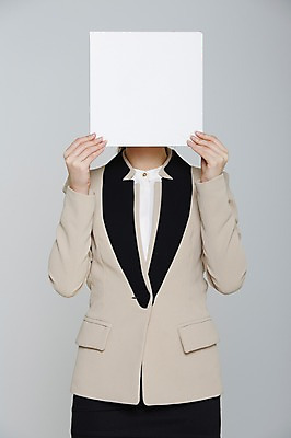 포토 JPG 스튜디오촬영 여자 포스터 종이 프레임 실내 한명 들기 사람 정장 상반신 성인 알림 국내포토 1 옷 모션 내부 파일형식