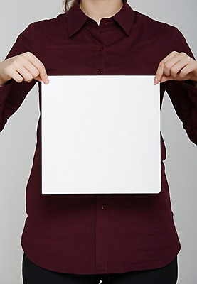 포토 JPG 스튜디오촬영 여자 포스터 종이 셔츠 프레임 실내 한명 들기 사람 상반신 성인 알림 국내포토 1 상의 모션 내부 파일형식