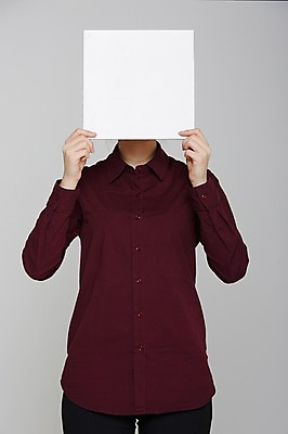 포토 JPG 스튜디오촬영 여자 포스터 종이 셔츠 프레임 실내 한명 들기 사람 상반신 성인 알림 국내포토 1 상의 모션 내부 파일형식