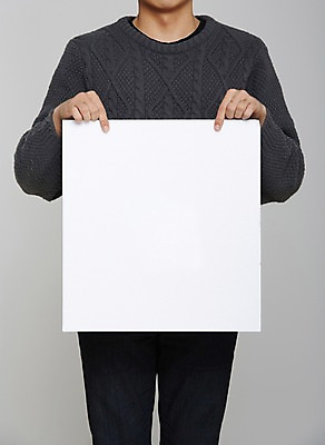 포토 JPG 스튜디오촬영 남자 포스터 종이 프레임 실내 한명 들기 사람 상반신 성인 스웨터 알림 국내포토 1 상의 모션 내부 파일형식