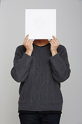 포토 JPG 스튜디오촬영 남자 포스터 종이 프레임 실내 한명 들기 사람 상반신 성인 스웨터 알림 국내포토 1 상의 모션 내부 파일형식