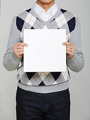 포토 JPG 스튜디오촬영 남자 포스터 종이 프레임 실내 한명 들기 사람 상반신 성인 스웨터 알림 국내포토 1 상의 모션 내부 파일형식