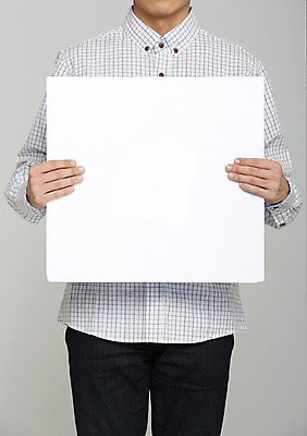 포토 JPG 스튜디오촬영 남자 포스터 종이 셔츠 프레임 실내 한명 들기 사람 상반신 성인 알림 국내포토 1 상의 모션 내부 파일형식