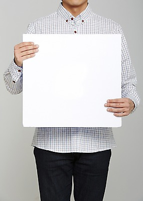 포토 JPG 스튜디오촬영 남자 포스터 종이 셔츠 프레임 실내 한명 들기 사람 상반신 성인 알림 국내포토 1 상의 모션 내부 파일형식