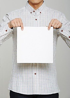 포토 JPG 스튜디오촬영 남자 포스터 종이 셔츠 프레임 실내 한명 들기 사람 상반신 성인 알림 국내포토 1 상의 모션 내부 파일형식