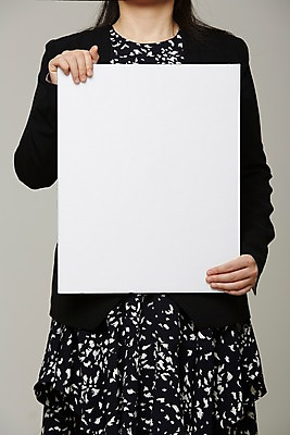 포토 JPG 스튜디오촬영 원피스 여자 포스터 종이 프레임 실내 한명 들기 사람 상반신 성인 알림 국내포토 1 옷 모션 내부 파일형식