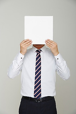 포토 JPG 스튜디오촬영 남자 포스터 종이 셔츠 프레임 실내 한명 들기 사람 정장 상반신 성인 알림 국내포토 1 옷 상의 모션 내부 파일형식