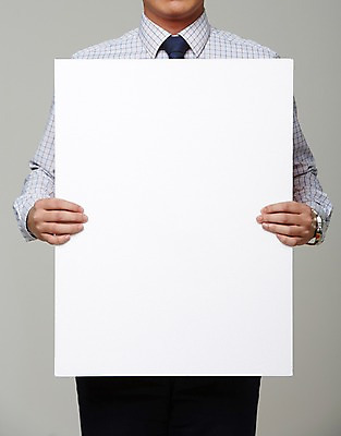 포토 JPG 스튜디오촬영 남자 포스터 종이 셔츠 프레임 실내 한명 들기 사람 정장 상반신 성인 알림 국내포토 1 옷 상의 모션 내부 파일형식