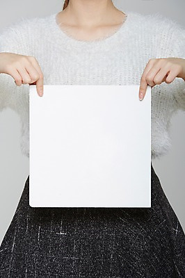 포토 JPG 스튜디오촬영 여자 포스터 종이 프레임 실내 한명 들기 사람 상반신 성인 스웨터 알림 국내포토 1 상의 모션 내부 파일형식