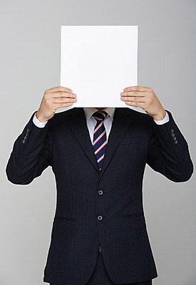 포토 JPG 스튜디오촬영 남자 포스터 종이 셔츠 프레임 실내 한명 들기 사람 정장 상반신 성인 알림 국내포토 1 옷 상의 모션 내부 파일형식