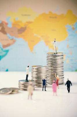 포토 JPG 스튜디오촬영 백그라운드 세계지도 지도 실내 사람없음 금융 경제 동전 미니어처 피규어 오브젝트 국내포토 돈 내부 세계 모형 파일형식