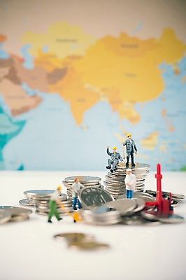 포토 JPG 스튜디오촬영 지구 백그라운드 세계지도 지도 실내 사람없음 아웃포커스 금융 경제 동전 미니어처 피규어 오브젝트 국내포토 돈 촬영기법 내부 세계 모형 파일형식