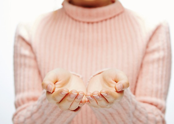 포토 JPG 스튜디오촬영 손 백그라운드 모션 실내 한명 사람 아웃포커스 신체부위 양손 스웨터 국내포토 1 상의 촬영기법 내부 파일형식