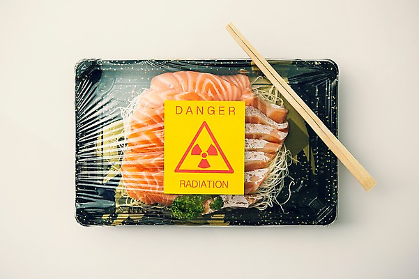 포토 JPG 스튜디오촬영 음식 백그라운드 포장 젓가락 실내 경고 사람없음 회 환경오염 오염 위험 날것 연어 나무젓가락 방사능 피폭 국내포토 컨셉 수저 어류 내부 파일형식