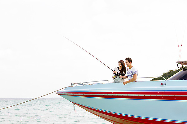포토 JPG 주간 서양인 외국인 백인 해외기획촬영 라이프스타일 커플 여자 남자 바다 커플라이프 데이트 모션 낚시 2014년태국 서기 들기 사람 상반신 20대 성인 야외 두명 보트 낚싯대 바다낚시 청년만 성인만 국내포토 자연요소 배_교통 관계 레저 인종 청년 생활 낚시용품 파일형식