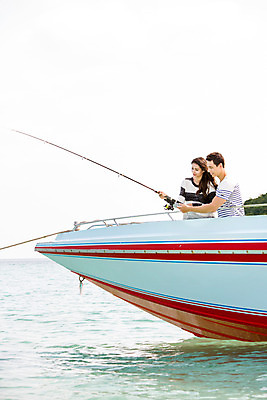 포토 JPG 주간 서양인 외국인 백인 해외기획촬영 라이프스타일 커플 여자 남자 바다 커플라이프 데이트 모션 하늘 2014년태국 서기 들기 사람 상반신 20대 성인 야외 두명 옆모습 보트 낚싯대 바다낚시 청년만 성인만 국내포토 자연요소 뷰포인트 배_교통 관계 낚시 인종 청년 생활 낚시용품 파일형식