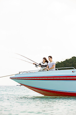 포토 JPG 주간 서양인 외국인 백인 해외기획촬영 라이프스타일 커플 여자 남자 바다 커플라이프 데이트 모션 하늘 낚시 2014년태국 서기 들기 사람 상반신 20대 성인 야외 두명 앞모습 보트 낚싯대 바다낚시 청년만 성인만 국내포토 자연요소 뷰포인트 배_교통 관계 레저 인종 청년 생활 낚시용품 파일형식