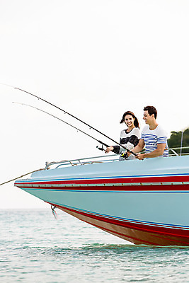 포토 JPG 주간 서양인 외국인 백인 해외기획촬영 라이프스타일 커플 여자 남자 바다 커플라이프 데이트 모션 낚시 2014년태국 서기 미소 들기 사람 상반신 20대 성인 야외 두명 옆모습 보트 낚싯대 바다낚시 청년만 성인만 국내포토 자연요소 뷰포인트 배_교통 관계 레저 표정 인종 청년 생활 낚시용품 파일형식