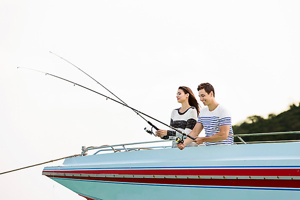 포토 JPG 주간 서양인 외국인 백인 해외기획촬영 라이프스타일 커플 여자 남자 바다 커플라이프 데이트 모션 하늘 낚시 2014년태국 서기 미소 들기 사람 상반신 20대 성인 야외 두명 옆모습 보트 낚싯대 바다낚시 청년만 성인만 국내포토 자연요소 뷰포인트 배_교통 관계 레저 표정 인종 청년 생활 낚시용품 파일형식
