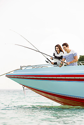 포토 JPG 주간 서양인 외국인 백인 해외기획촬영 라이프스타일 커플 여자 남자 바다 커플라이프 데이트 모션 낚시 2014년태국 서기 미소 들기 사람 상반신 20대 성인 야외 두명 앞모습 보트 낚싯대 바다낚시 청년만 성인만 국내포토 자연요소 뷰포인트 배_교통 관계 레저 표정 인종 청년 생활 낚시용품 파일형식