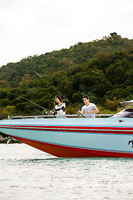 포토 JPG 주간 서양인 외국인 백인 해외기획촬영 라이프스타일 커플 여자 남자 바다 커플라이프 데이트 모션 낚시 2014년태국 서기 들기 사람 상반신 20대 성인 야외 두명 앞모습 보트 낚싯대 바다낚시 청년만 성인만 국내포토 자연요소 뷰포인트 배_교통 관계 레저 인종 청년 생활 낚시용품 파일형식