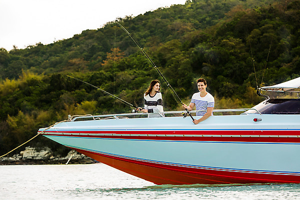 포토 JPG 주간 서양인 외국인 백인 해외기획촬영 라이프스타일 커플 여자 남자 바다 커플라이프 데이트 모션 낚시 2014년태국 서기 미소 들기 사람 상반신 20대 성인 야외 두명 앞모습 보트 낚싯대 바다낚시 청년만 성인만 국내포토 자연요소 뷰포인트 배_교통 관계 레저 표정 인종 청년 생활 낚시용품 파일형식