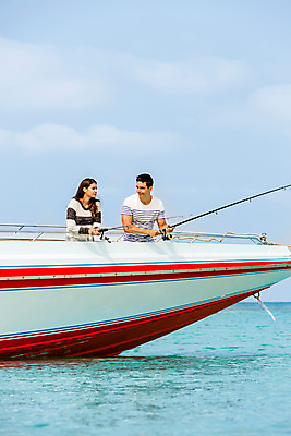 포토 JPG 주간 서양인 외국인 백인 해외기획촬영 라이프스타일 커플 여자 남자 바다 커플라이프 데이트 모션 하늘 낚시 2014년태국 서기 미소 들기 사람 상반신 20대 성인 야외 두명 앞모습 보트 낚싯대 바다낚시 청년만 성인만 국내포토 자연요소 뷰포인트 배_교통 관계 레저 표정 인종 청년 생활 낚시용품 파일형식