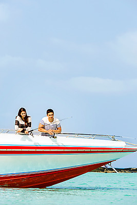 포토 JPG 주간 서양인 외국인 백인 구름 해외기획촬영 라이프스타일 커플 여자 남자 바다 커플라이프 데이트 모션 하늘 낚시 2014년태국 서기 들기 사람 상반신 20대 성인 야외 두명 앞모습 보트 낚싯대 바다낚시 청년만 성인만 국내포토 자연요소 뷰포인트 배_교통 관계 레저 인종 청년 생활 낚시용품 파일형식