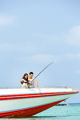 포토 JPG 주간 서양인 외국인 백인 구름 해외기획촬영 라이프스타일 커플 응시 여자 남자 바다 커플라이프 데이트 모션 하늘 낚시 2014년태국 서기 들기 사람 상반신 20대 성인 야외 두명 앞모습 가리킴 보트 낚싯대 바다낚시 청년만 성인만 국내포토 자연요소 시선 뷰포인트 배_교통 관계 레저 인종 손짓 청년 생활 낚시용품 파일형식